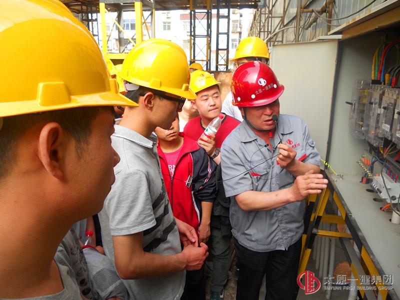 集团公司电工冠名培训班学员参加现场实训