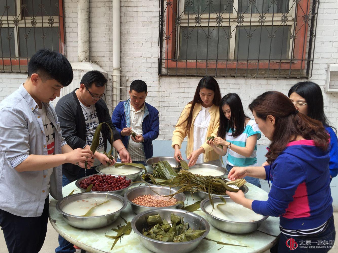 机关工会组织开展“一建情 粽飘香”端午节包粽子活动