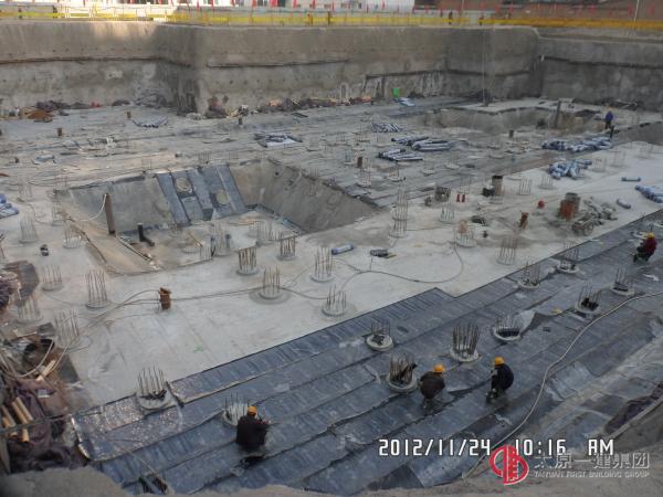 垫层浇筑后，铺设防水