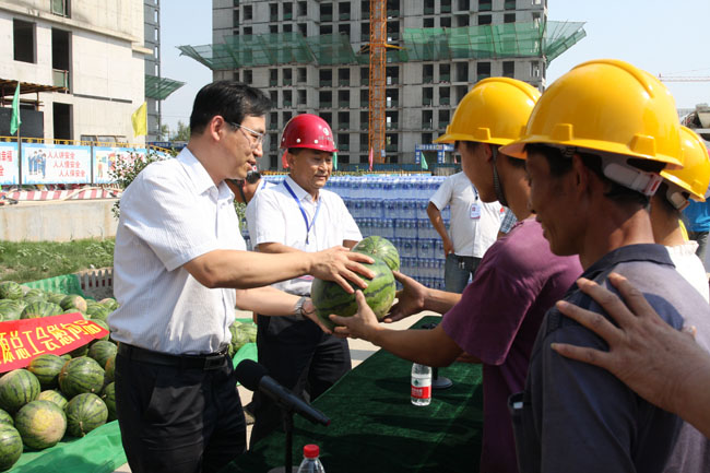 太原市总工会在集团公司现场开展送清凉活动