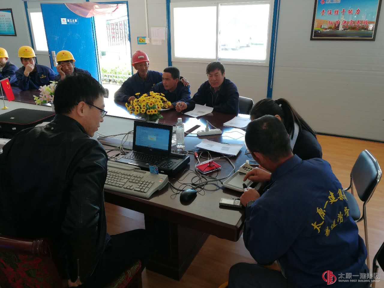 直属七分公司为农民工兄弟施工现场办理工资卡
